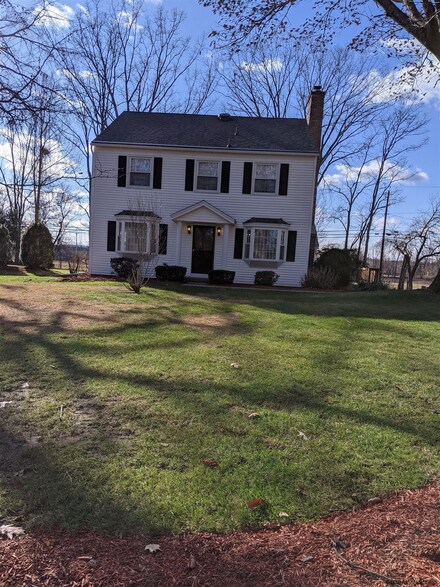 31 W Bayberry Rd, Glenmont, NY 12077