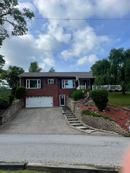 117 Honeysuckle Ln, Huntington, WV 25701