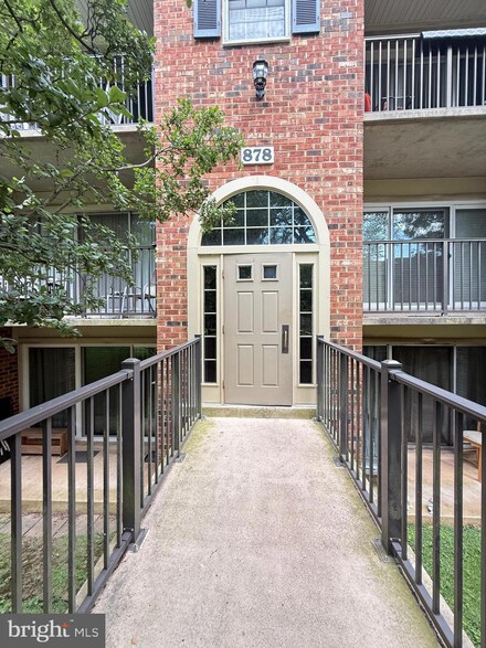 878 College Pkwy Unit 103, Rockville, MD 20850