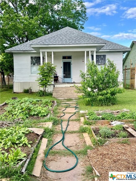 215 E Gonzales St, Yoakum, TX 77995