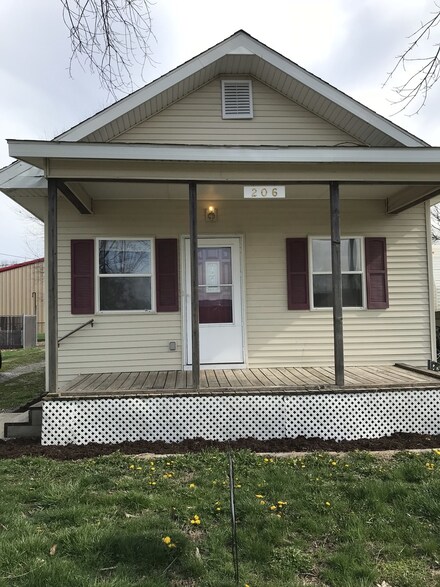 206 E Holden St, Tolono, IL 61880