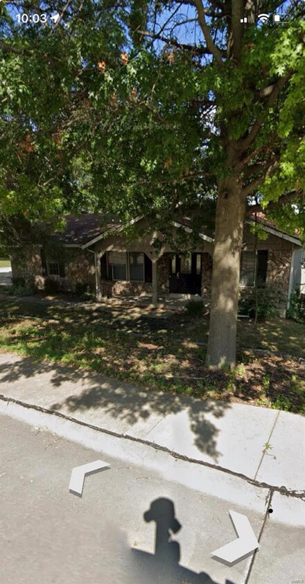 11830 7 Hills Dr, Florissant, MO 63033