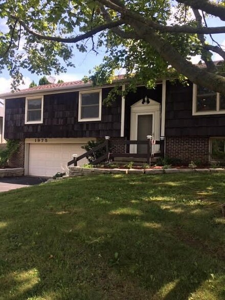 1975 Greenvalley Dr, Crown Point, IN 46307
