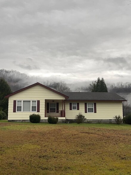 127 Independent St, Clear Fork, WV 24822