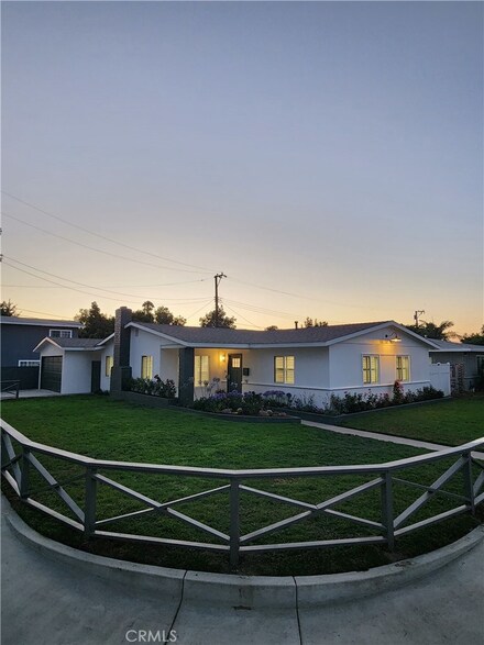 902 Dayna St, Santa Ana, CA 92701