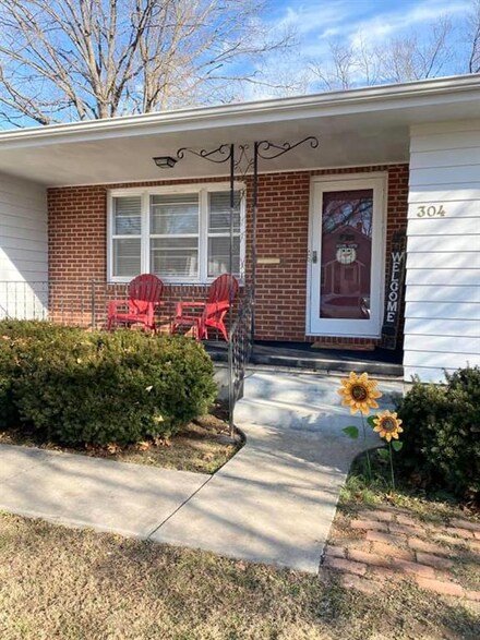 304 Phelps St, Windsor, MO 65360