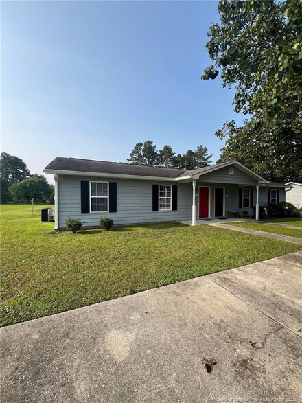 207 Centipede Ln, Raeford, NC 28376