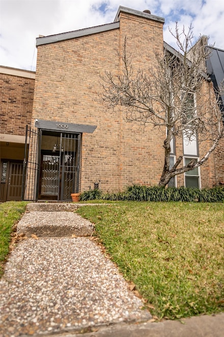 1609 Saxony Ln, Houston, TX 77058