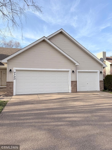2790 Jordan Dr, Woodbury, MN 55125
