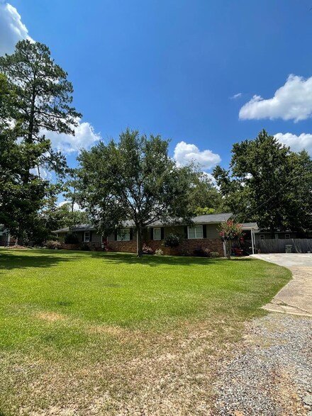 611 Forest Cir, Douglas, GA 31533