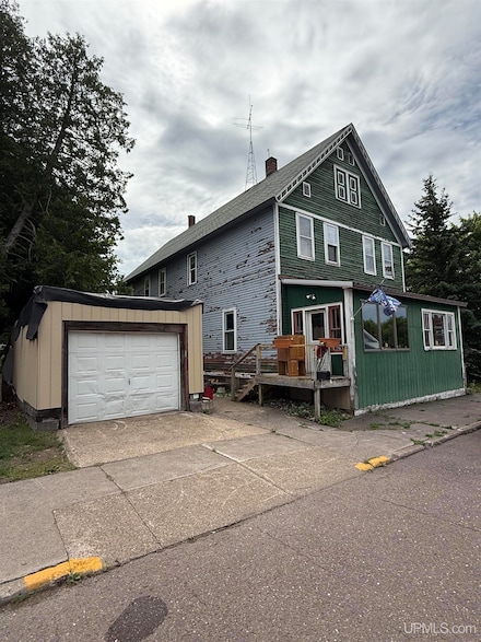 420 7th St, Calumet, MI 49913