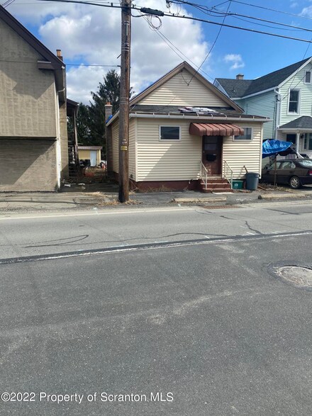 612 1/2 Cypress St, Throop, PA 18512