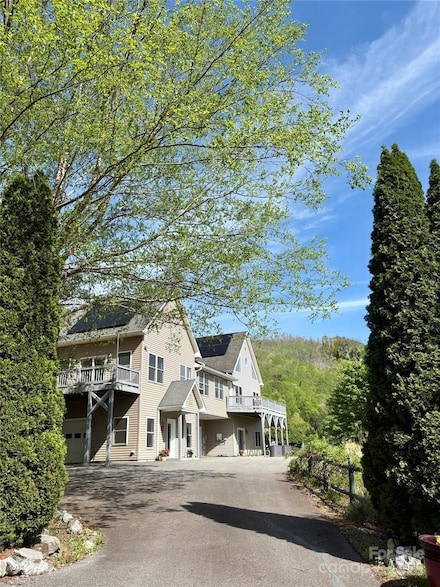105 Elm Dr, Asheville, NC 28805