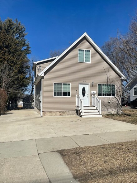 910 W Division St, Normal, IL 61761