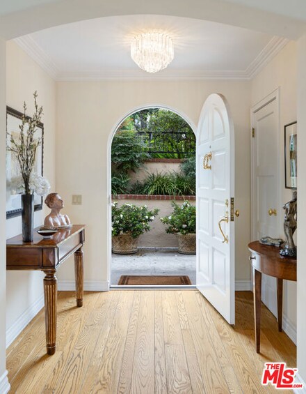 212 S Woodburn Dr, Los Angeles, CA 90049