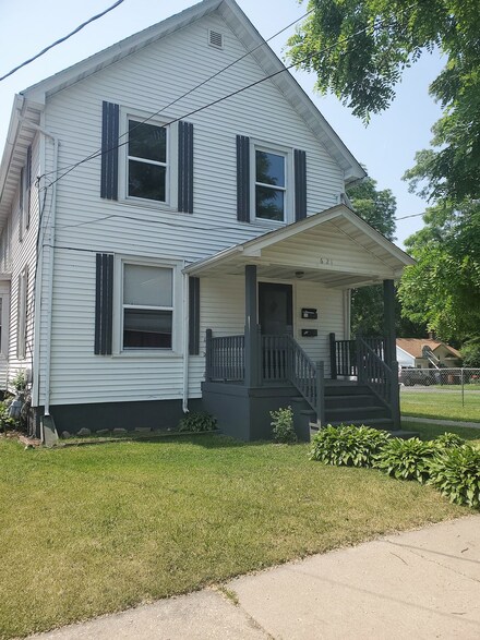 621 Bluff St, Waukegan, IL 60085