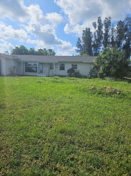 23 Golfview Rd, Rotonda West, FL 33947
