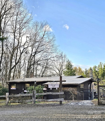 207 Strawberry Hill Ln, Burnsville, NC 28714
