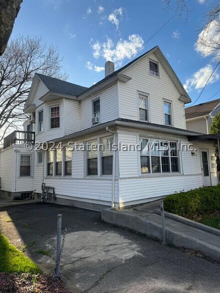 16 Gansevoort Blvd, Staten Island, NY 10314