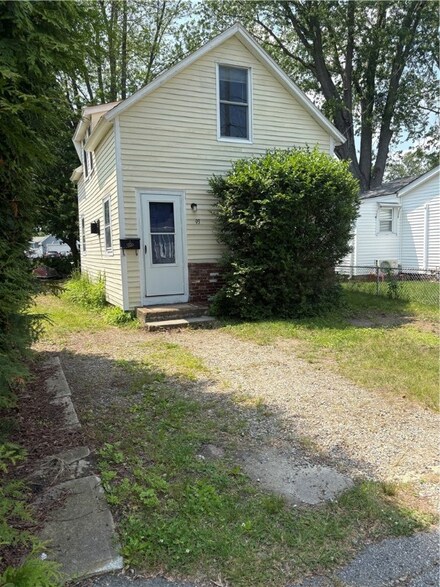 93 Huron St, Warwick, RI 02889