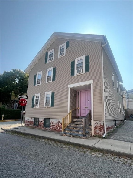 27 Mount Vernon St Unit 2, Newport, RI 02840