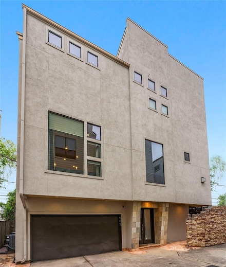 902 Reinerman St, Houston, TX 77007