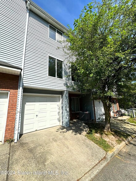 688 Ilyssa Way, Staten Island, NY 10312