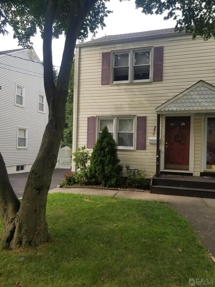 7 Macarthur Dr, Edison, NJ 08837