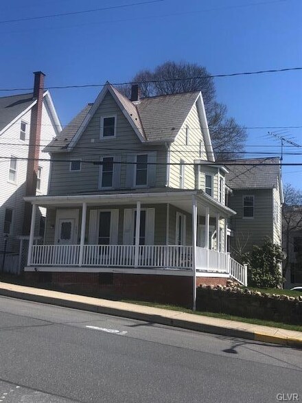 1 E Mountain Ave, Pen Argyl, PA 18072