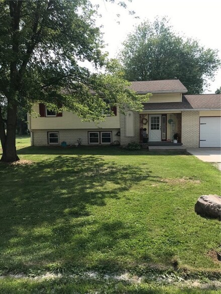 3742 E Washington Rd, Casey, IL 62420