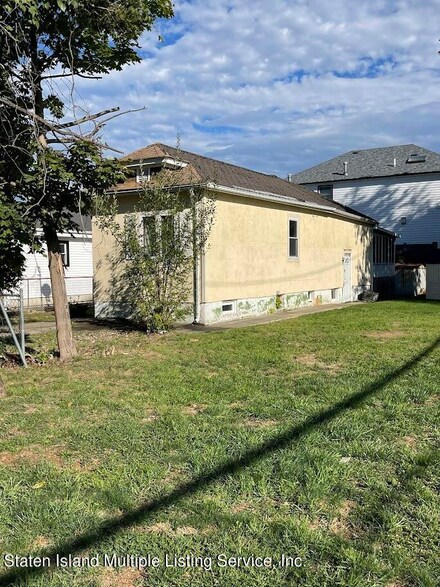 306 Olympia Blvd, Staten Island, NY 10305