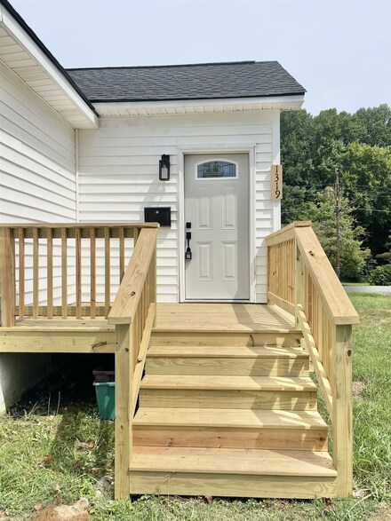 1319 Hodge St, Siler City, NC 27344