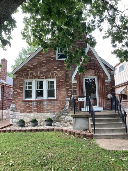 7357 Sharp Ave, Saint Louis, MO 63116