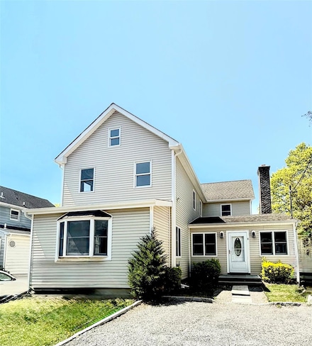 8 Maple St, Glenwood Landing, NY 11547