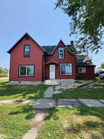 400 E 4th St, Tama, IA 52339