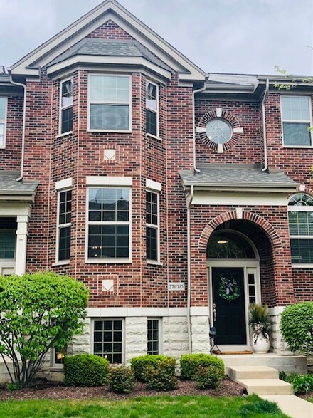 27W715 N Meadowview Dr, Winfield, IL 60190