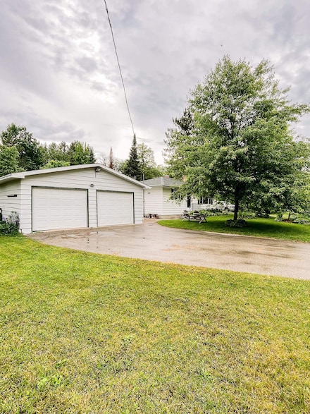 N9451 Parkway Rd, Crivitz, WI 54114