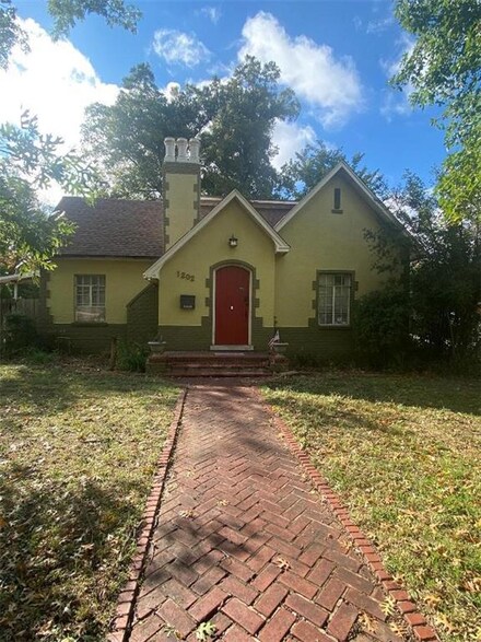 1202 S 7th St, Chickasha, OK 73018