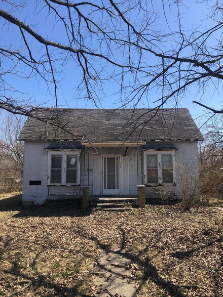 930 Porter Ave, Aurora, MO 65605