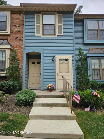 236 Perth Hill Ct, Matawan, NJ 07747