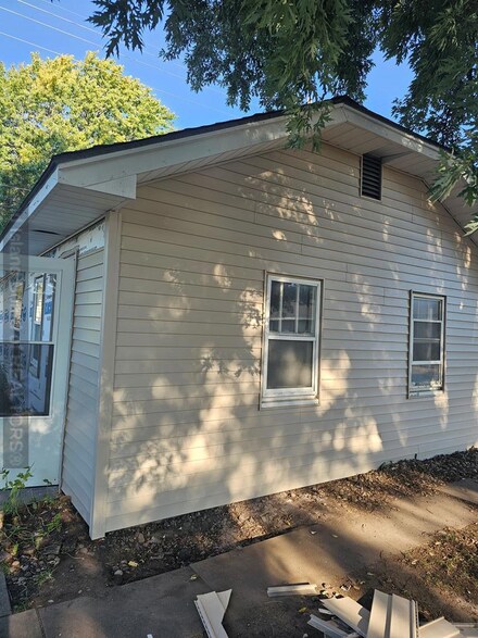 2114 N Broadwell Ave, Grand Island, NE 68801