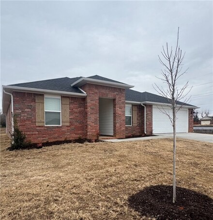 213 Collie Ave, Lowell, AR 72745