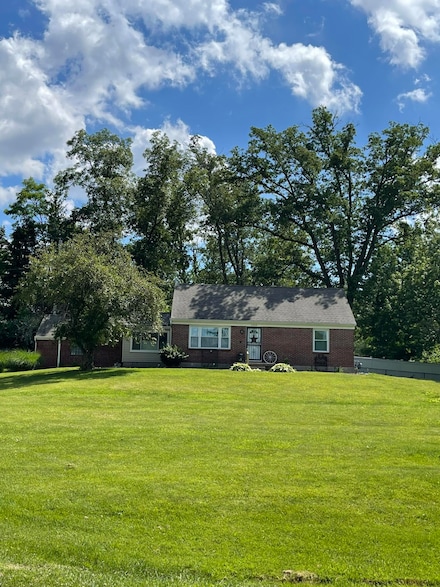 1325 Red Oaks Cir, Springfield, OH 45506
