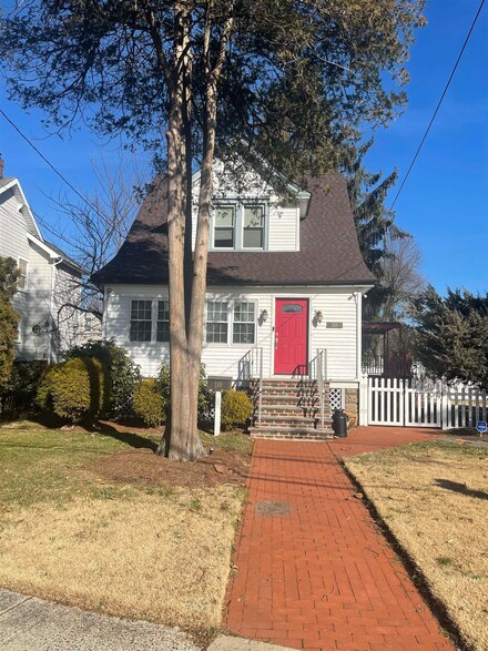 110 W Gouverneur Ave, Rutherford, NJ 07070