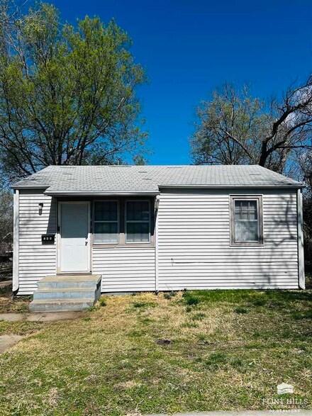 748 W 1st St, Junction City, KS 66441