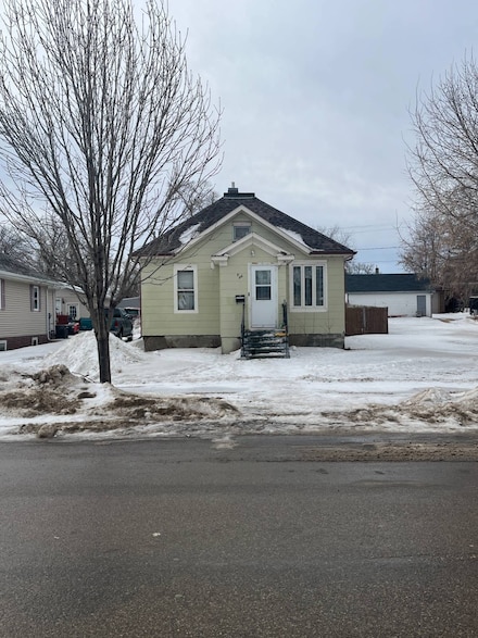 906 7th St NE, Devils Lake, ND 58301