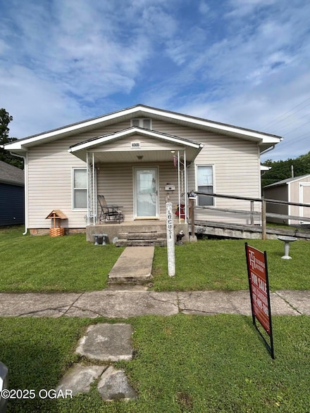 302 S Locust St, Carterville, MO 64835