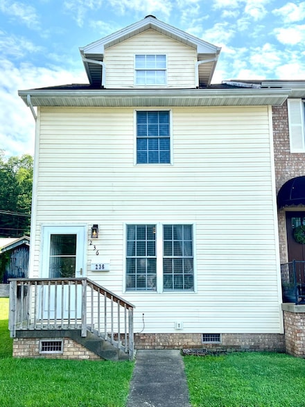 236 2nd St W, Madison, WV 25130