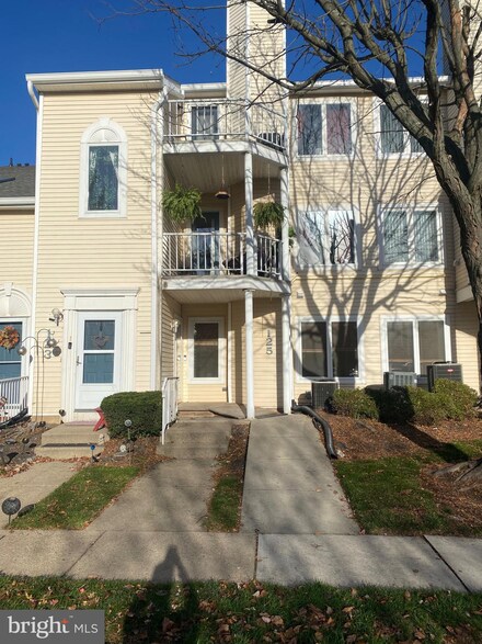 125 Pamela Ct, Levittown, PA 19057
