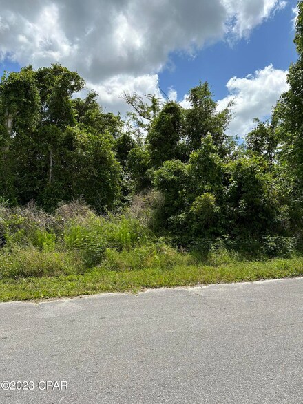 701 E 14th St, Lynn Haven, FL 32444